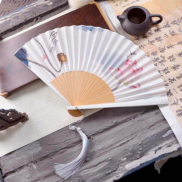 Buddha Stones Caratteri Cinesi Pittura a Inchiostro Fiore di Loto Foglia Paesaggio Ventaglio Pieghevole in Poliestere Huayao Crepe 23,3 cm