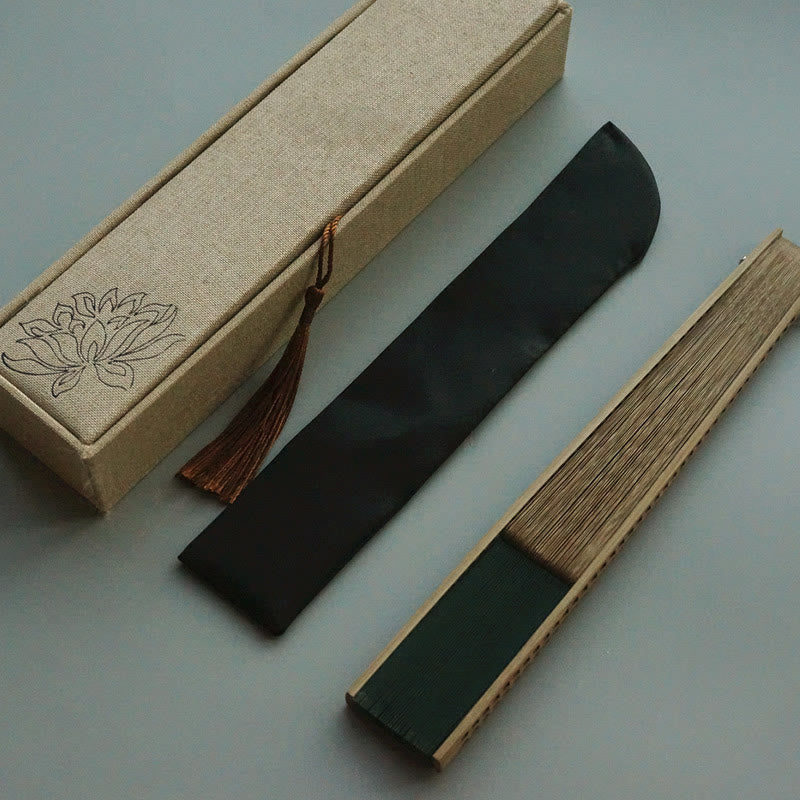 Buddha Stones Ventaglio pieghevole in bambù con nappe e costole cave in seta verde scuro - Verde scuro 22 cm - Con scatola in broccato e copri ventaglio (pre-vendita) - image 1