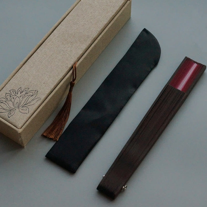 Buddha Stones Ventaglio pieghevole in bambù con nappe di giglio rosso e costole cave in seta - Rosso 22 cm - Con scatola in broccato e copri ventaglio (Pre-vendita) - image 3