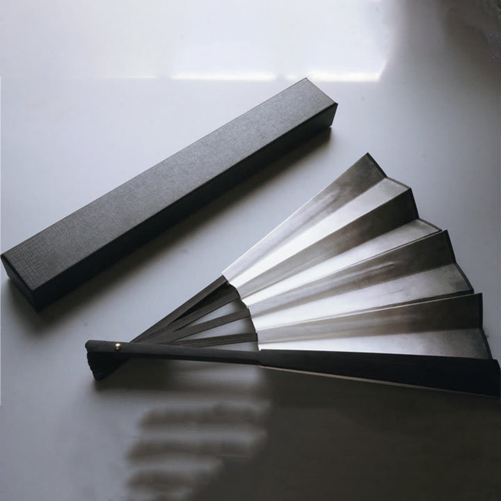 Buddha Stones Ventaglio pieghevole in bambù con carta di riso e inchiostro bianco e nero - Sfumatura di inchiostro bianco e nero 33 cm - Con scatola in broccato (pre-vendita) - image 1