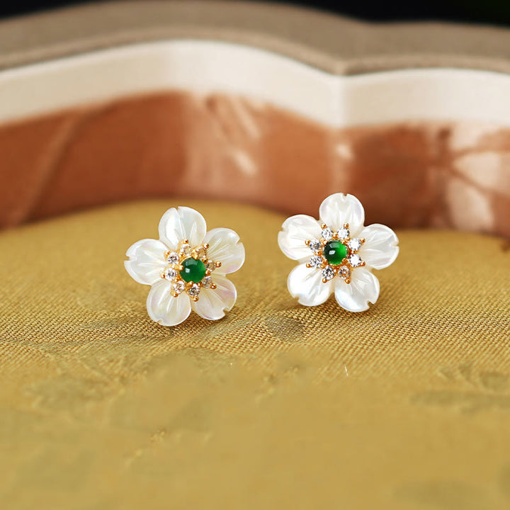 Orecchini Buddha Stones in argento sterling 925 con pietra Tridacna e fiori di giada
