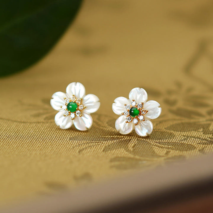 Orecchini Buddha Stones in argento sterling 925 con pietra Tridacna e fiori di giada