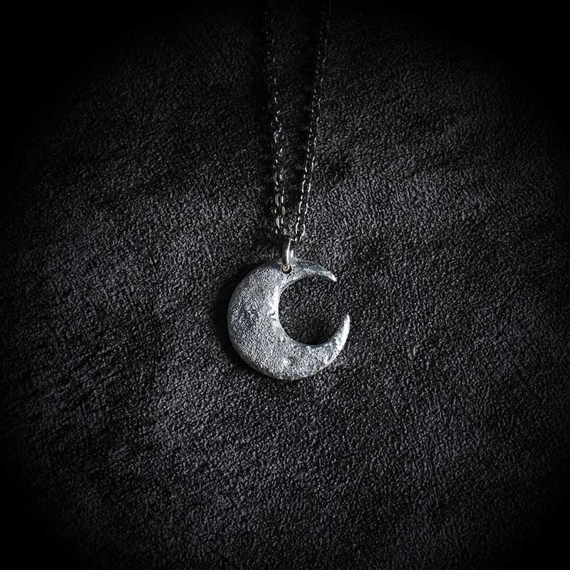Collana con ciondolo a forma di luna in argento sterling 999 Buddha Stones