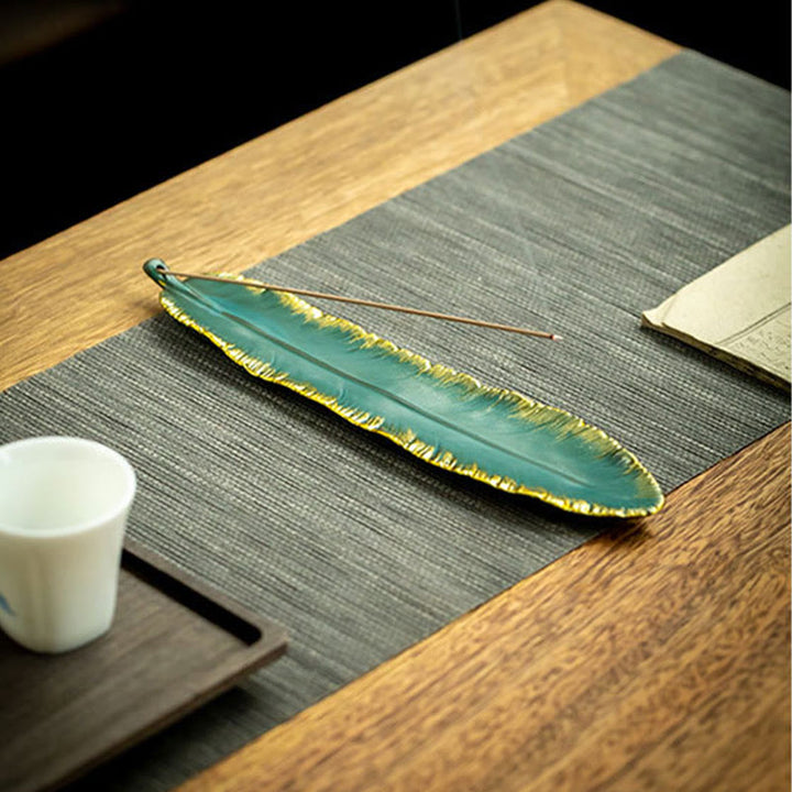 Buddha Stones Piuma verde Bordo dorato Bruciatore di incenso in ceramica Decorazione