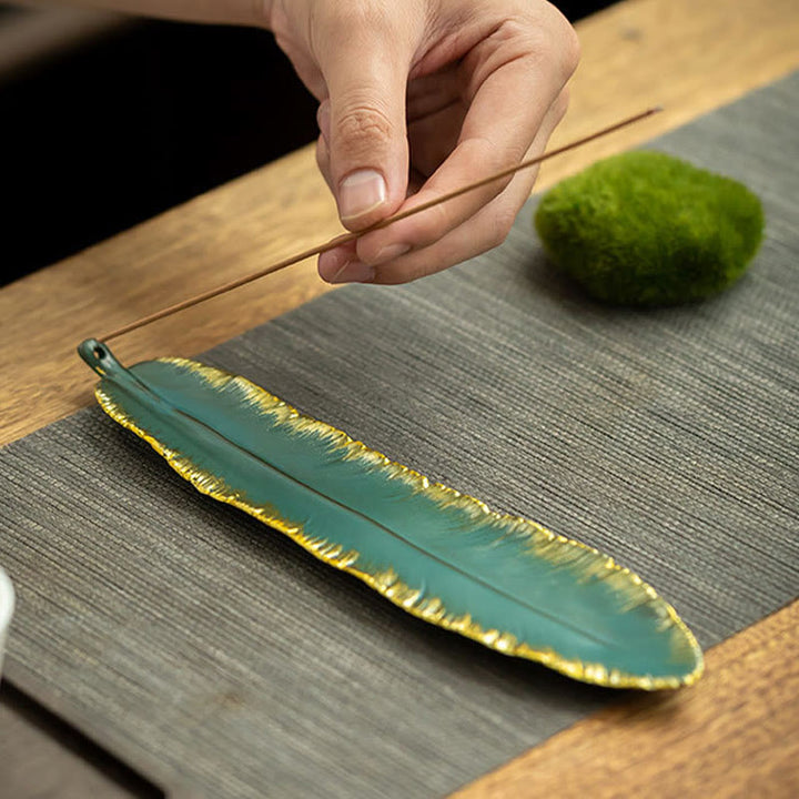 Buddha Stones Piuma verde Bordo dorato Bruciatore di incenso in ceramica Decorazione