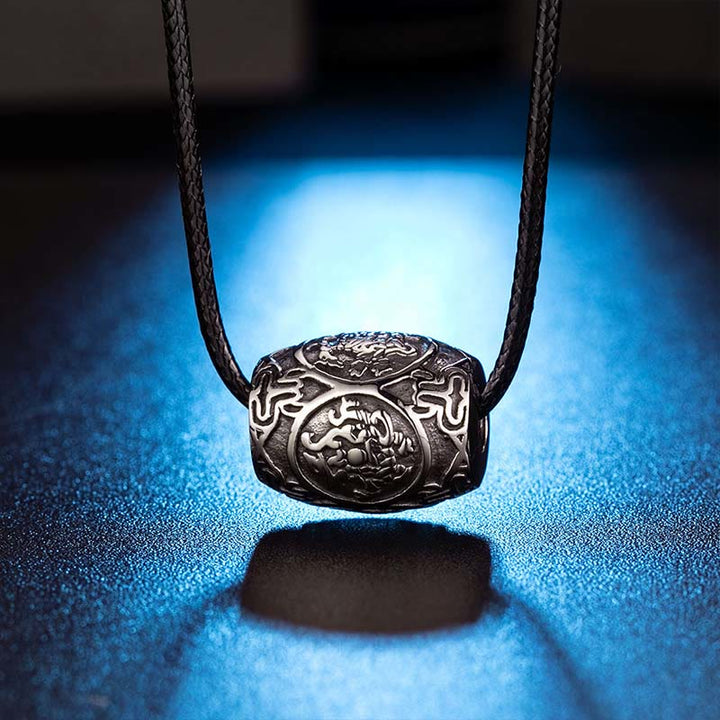 Buddha Stones Tibetano Om Mani Padme Hum Quattro Bestie Mitiche Collana in Acciaio al Titanio con Ciondolo della Saggezza - Quattro bestie mitologiche - Cordoncino di cuoio - image 1