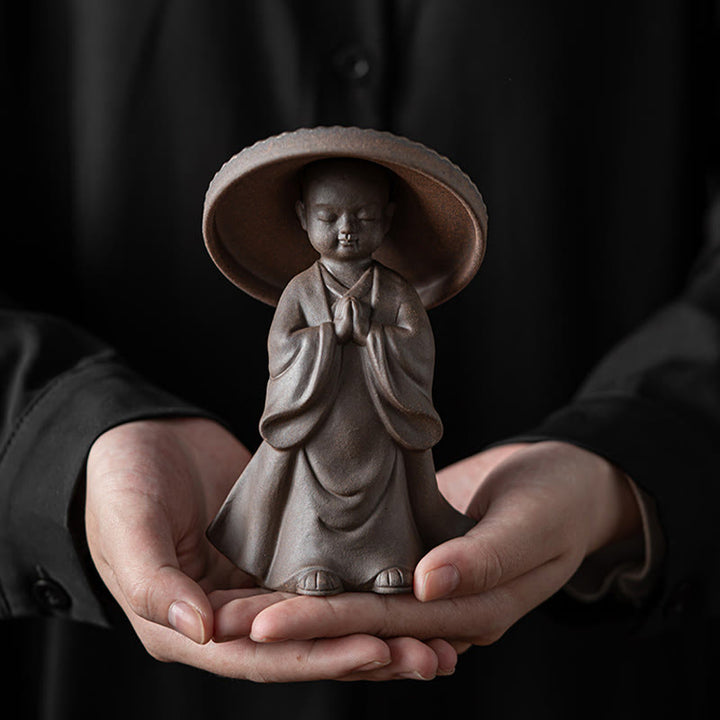 Buddha Stones Piccolo monaco marrone Cappello Colino Ceramica Accessori per il tè Figurina Zen Casa Scrivania Decorazione