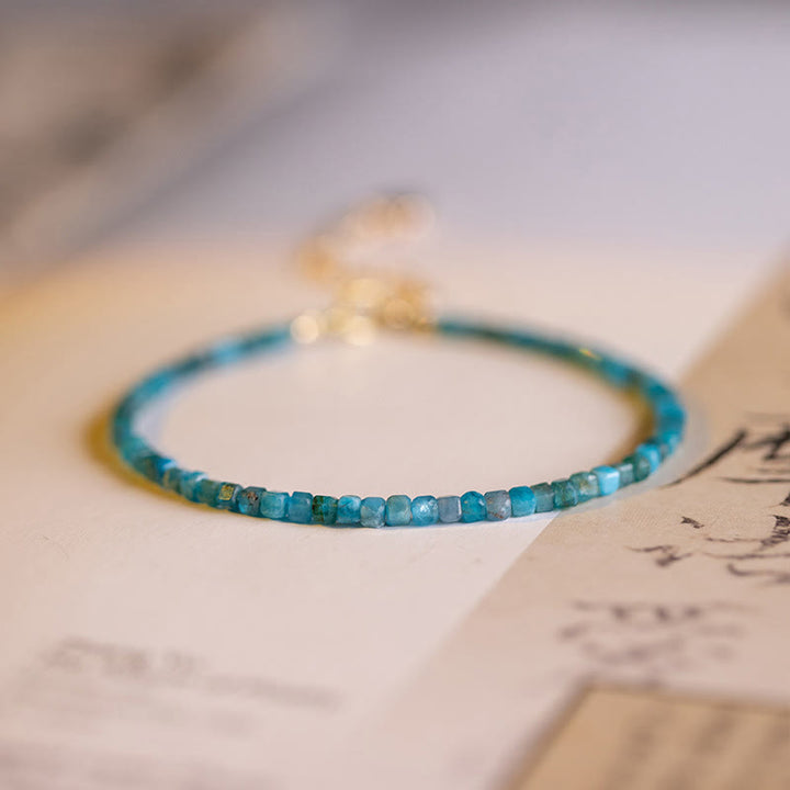 Braccialetto motivazionale a forma di cuore in rame placcato oro 14k con perline ultrasottili in apatite da 2,5 mm di Buddha Stone
