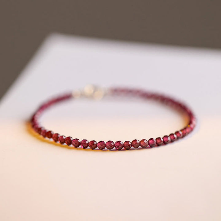 Braccialetto di protezione con perline ultrasottili di granato naturale piccolo da 3 mm Buddha Stones