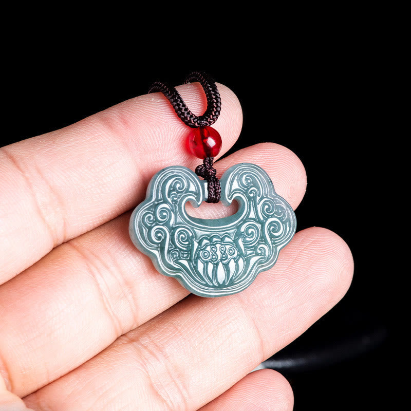 Buddha Stones Loto Giada intagliata Ruyi Abbondanza Prosperità Abbondanza Collana Pendente