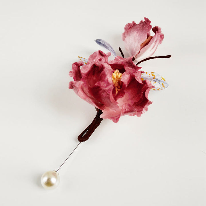 Spilla a forma di fiore rosso in seta di gelso con Buddha Stones, realizzata a mano