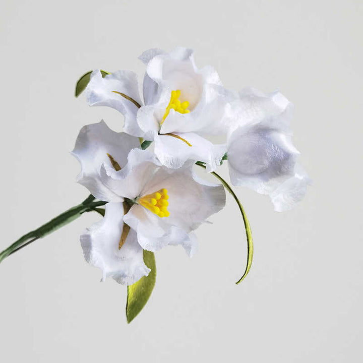 Spilla a forma di fiore di iris bianco in seta di gelso con Buddha Stones, realizzata a mano