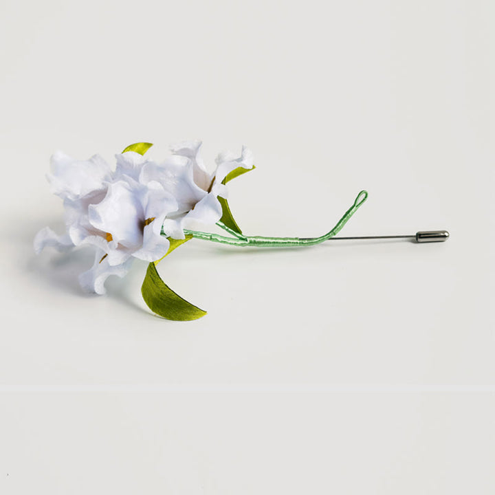 Spilla a forma di fiore di iris bianco in seta di gelso con Buddha Stones, realizzata a mano