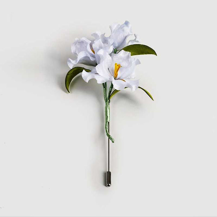 Spilla a forma di fiore di iris bianco in seta di gelso con Buddha Stones, realizzata a mano