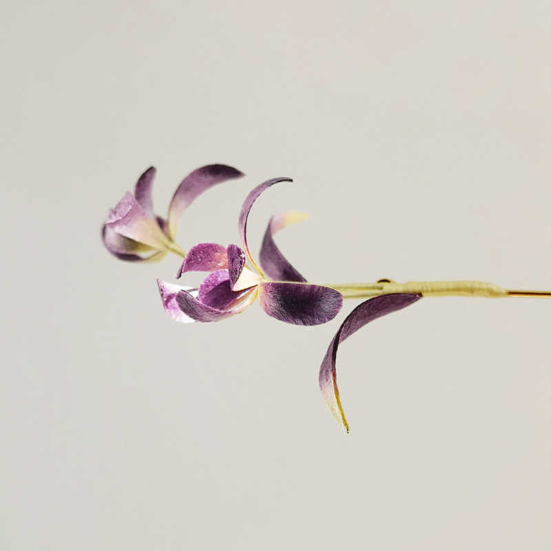 Spilla a forma di fiore di orchidea in seta di gelso con Buddha Stones, realizzata a mano