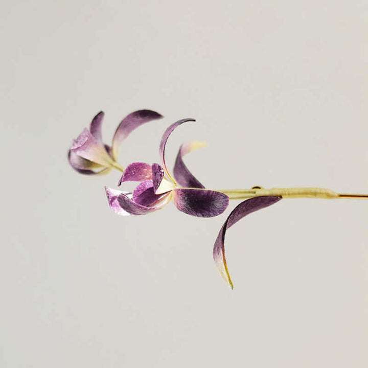 Spilla a forma di fiore di orchidea in seta di gelso con Buddha Stones, realizzata a mano