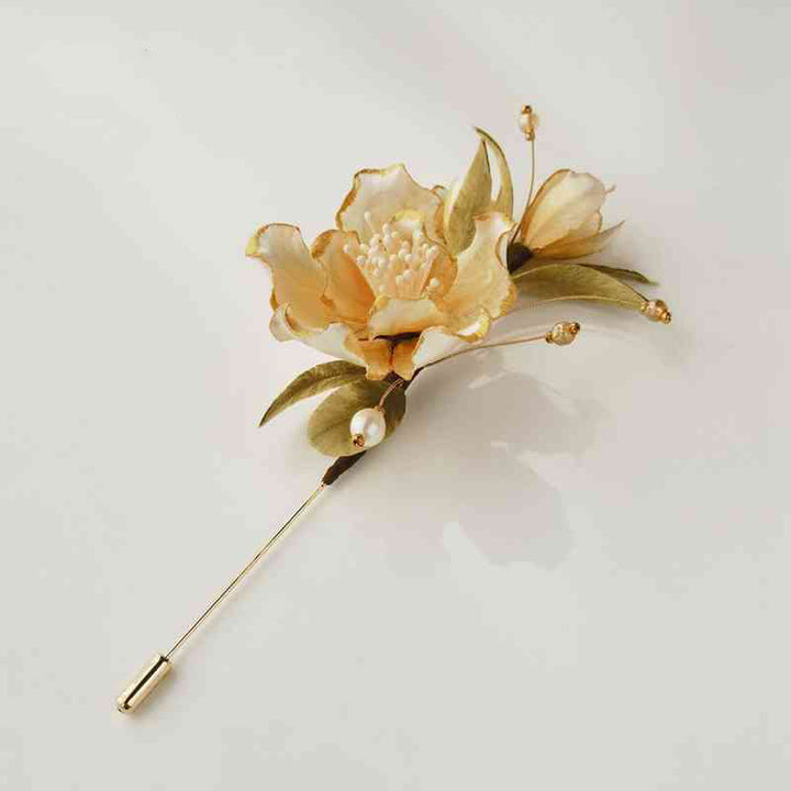 Spilla di camelia bianca in seta di gelso con fiore di velluto fatto a mano Buddha Stones
