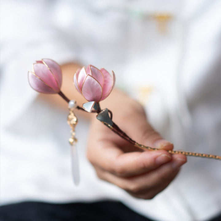 Spilla per capelli in Buddha Stones, fiore di velluto di Yangzhou, fatto a mano, con magnolia viola