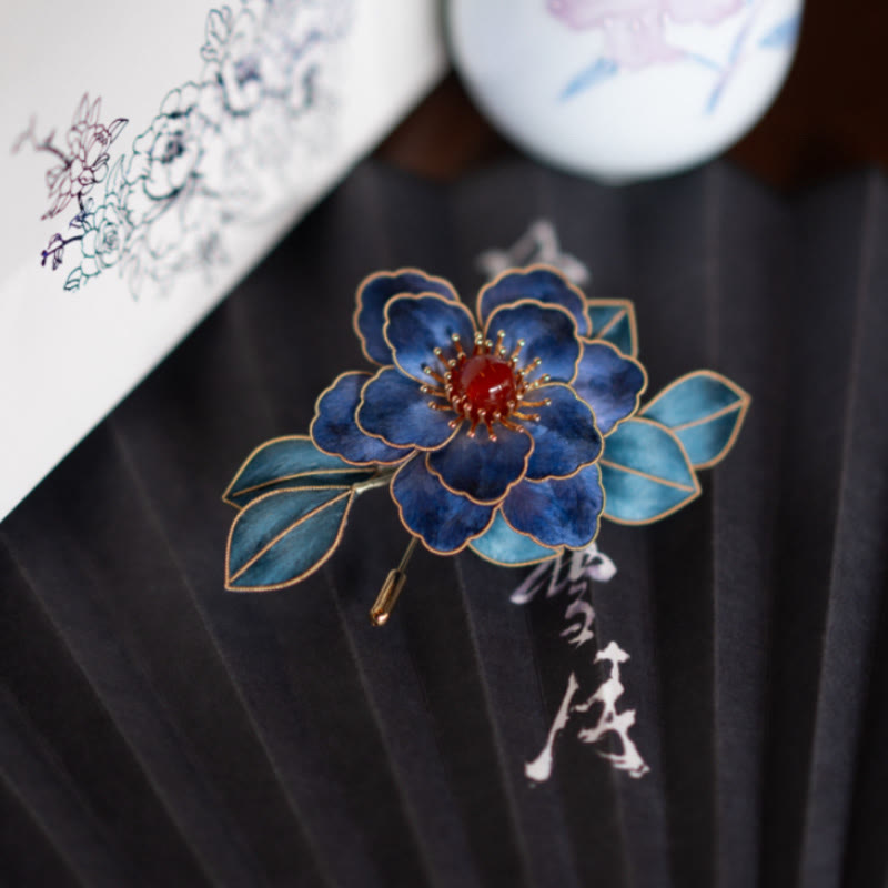 Spilla di fiori blu in seta di Buddha Stones con fiori di velluto di Yangzhou fatti a mano