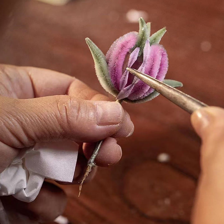 Spilla in seta di gelso con fiori di pesco in velluto di Yangzhou, realizzata a mano con Buddha Stones