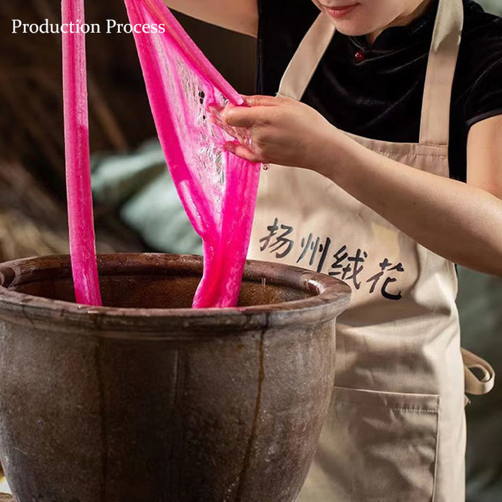 Spilla in seta di gelso con fiori di pesco in velluto di Yangzhou, realizzata a mano con Buddha Stones