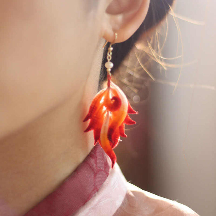 Orecchini pendenti in velluto con fiore di seta di gelso, fatti a mano, in rame placcato oro 14K, con piume rosse e Buddha Stones