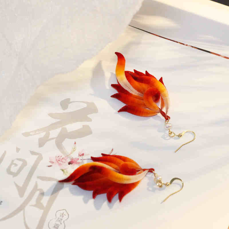 Orecchini pendenti in velluto con fiore di seta di gelso, fatti a mano, in rame placcato oro 14K, con piume rosse e Buddha Stones