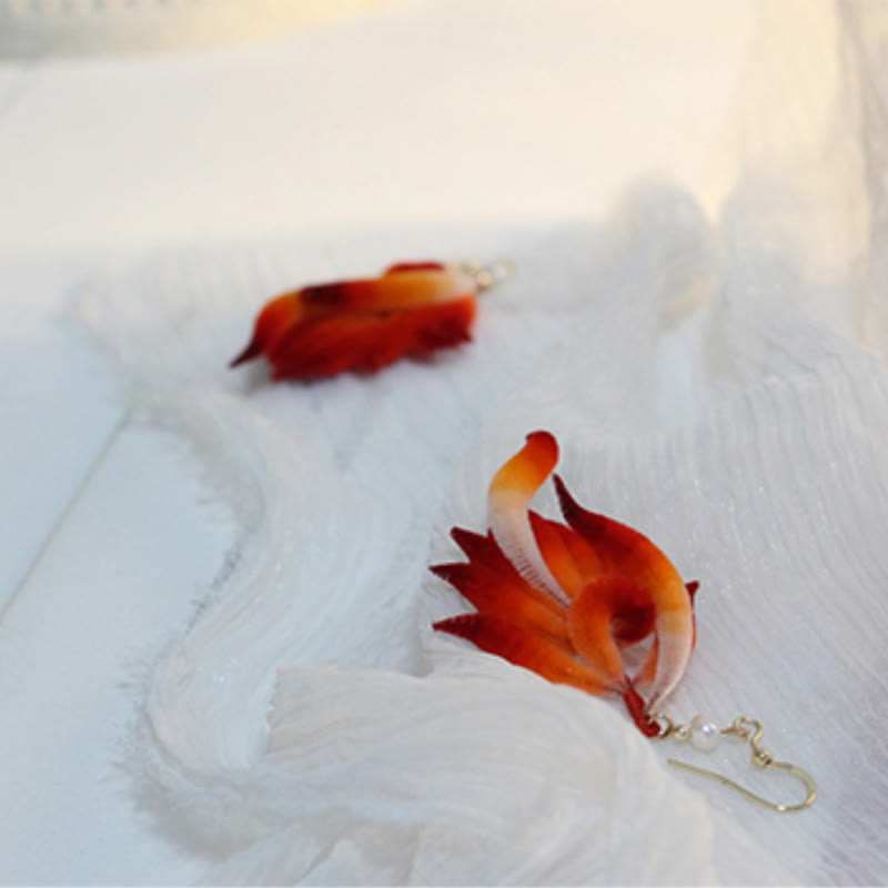 Orecchini pendenti in velluto con fiore di seta di gelso, fatti a mano, in rame placcato oro 14K, con piume rosse e Buddha Stones