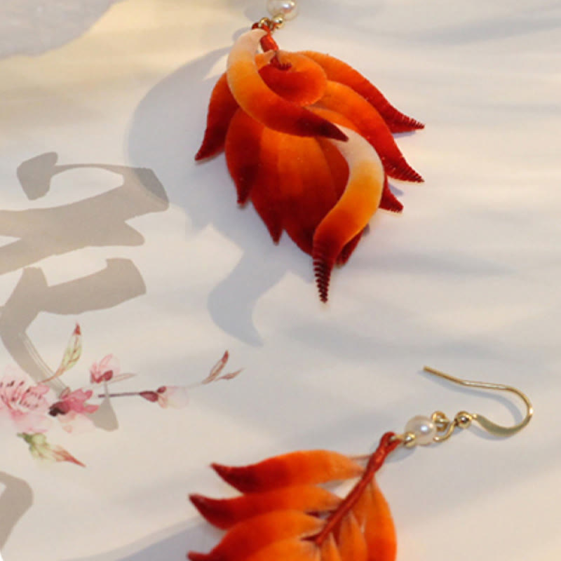 Orecchini pendenti in velluto con fiore di seta di gelso, fatti a mano, in rame placcato oro 14K, con piume rosse e Buddha Stones