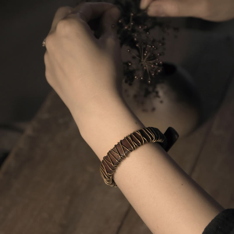 Braccialetto di bilanciamento in ottone e rame con Buddha Stones in pelle vintage