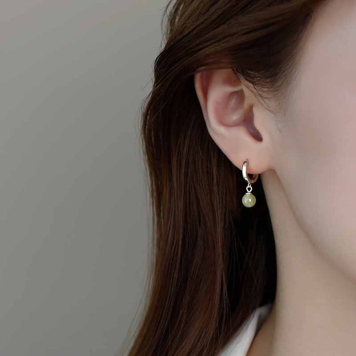 Orecchini della prosperità con perline di giada rotonde in Buddha Stones - image 4