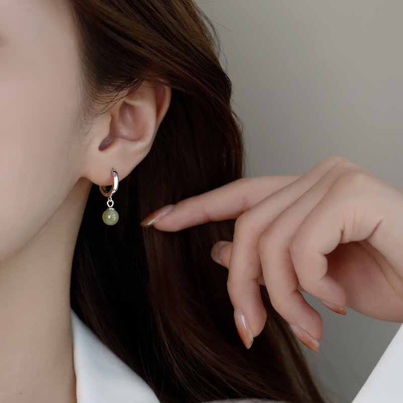 Orecchini della prosperità con perline di giada rotonde in Buddha Stones - image 6