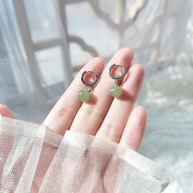 Orecchini della prosperità con perline di giada rotonde in Buddha Stones