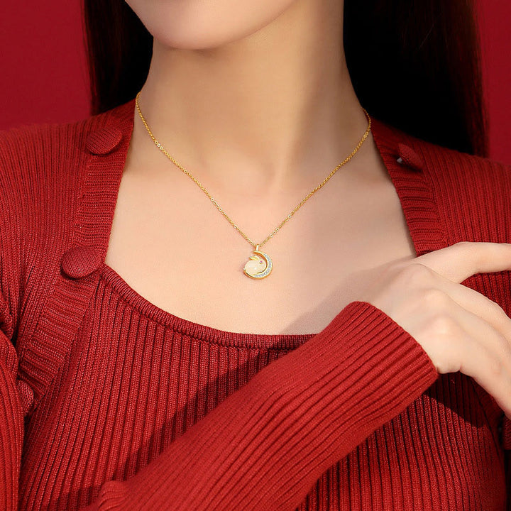 Buddha Stones 925 Sterling Silver Hetian Giada Bianca Coniglio Crescent Moon Luck Collana Pendente