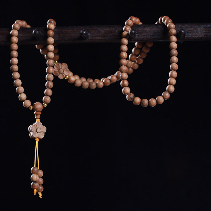 Bracciale Mala di guarigione con ciondolo in legno di sandalo e fiori di prugna Buddha Stones