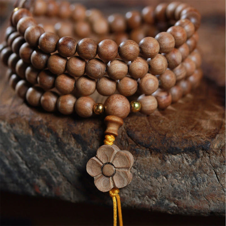 Bracciale Mala di guarigione con ciondolo in legno di sandalo e fiori di prugna Buddha Stones