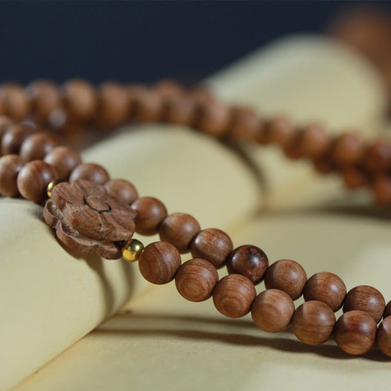 Bracciale Mala di guarigione con ciondolo in legno di sandalo e fiori di prugna Buddha Stones