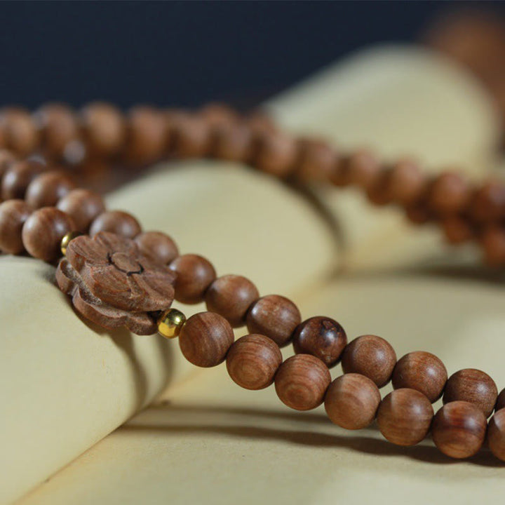 Bracciale Mala di guarigione con ciondolo in legno di sandalo e fiori di prugna Buddha Stones