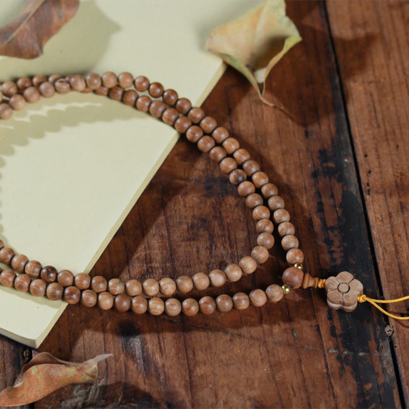 Bracciale Mala di guarigione con ciondolo in legno di sandalo e fiori di prugna Buddha Stones