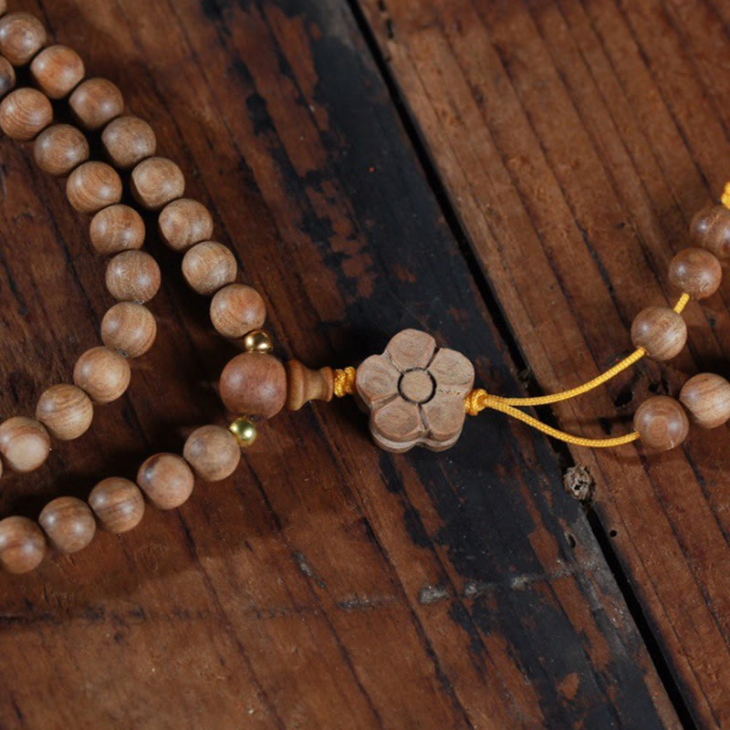 Bracciale Mala di guarigione con ciondolo in legno di sandalo e fiori di prugna Buddha Stones