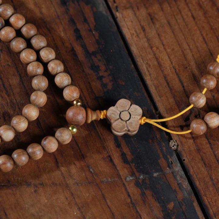 Bracciale Mala di guarigione con ciondolo in legno di sandalo e fiori di prugna Buddha Stones