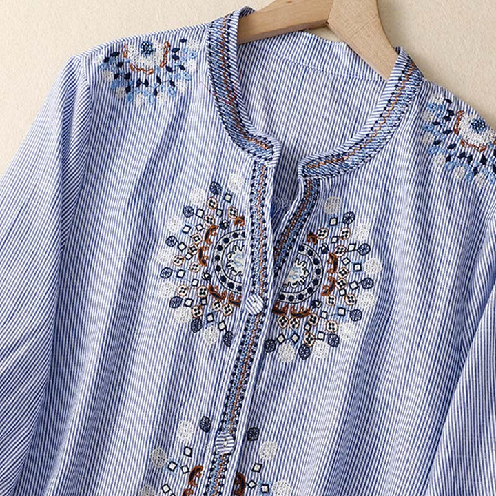 Camicia casual da donna con scollo a V e maniche corte, ricamata con fiori e motivo Buddha Stones in stile bohémien. - image 7