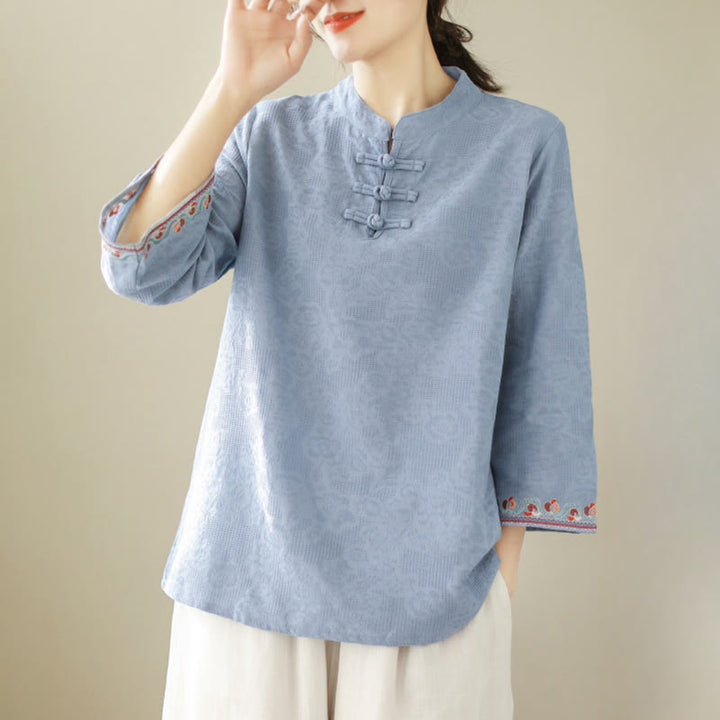 Camicia da donna in cotone e lino con maniche a tre quarti, modello girocollo, in jacquard casual con bottoni a rana e motivo Buddha Stones - image 15