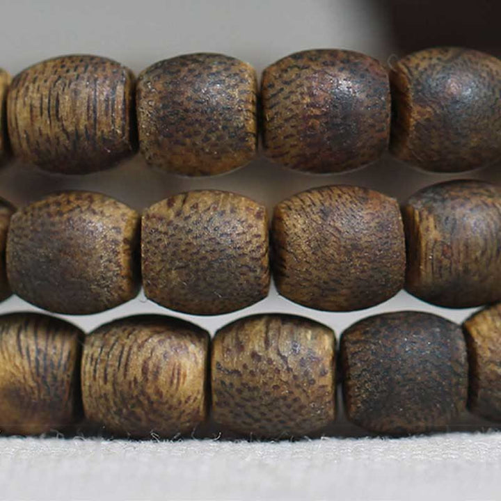 Buddha Stones 108 perline Mala da 6 mm con perline cilindriche Hainan Verde Qinan Bracciale calmo in legno di agar