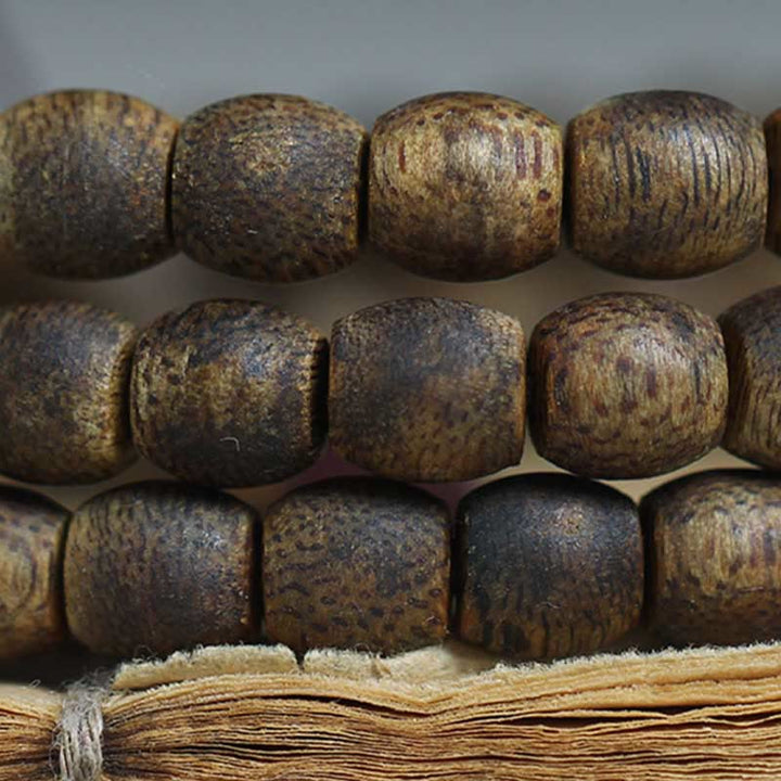 Buddha Stones 108 perline Mala da 6 mm con perline cilindriche Hainan Verde Qinan Bracciale calmo in legno di agar