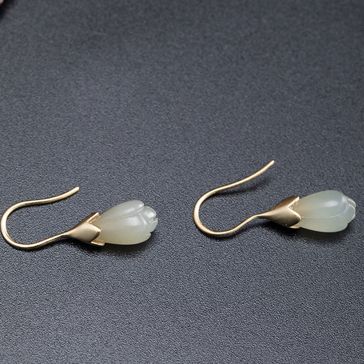 Orecchini pendenti Buddha Stones in argento sterling 925 con giada Hetian e magnolia