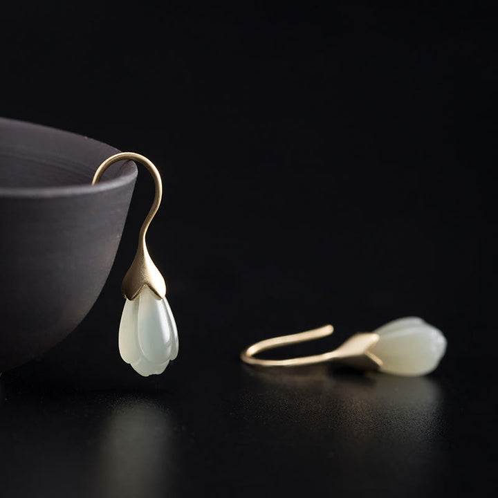 Orecchini pendenti Buddha Stones in argento sterling 925 con giada Hetian e magnolia
