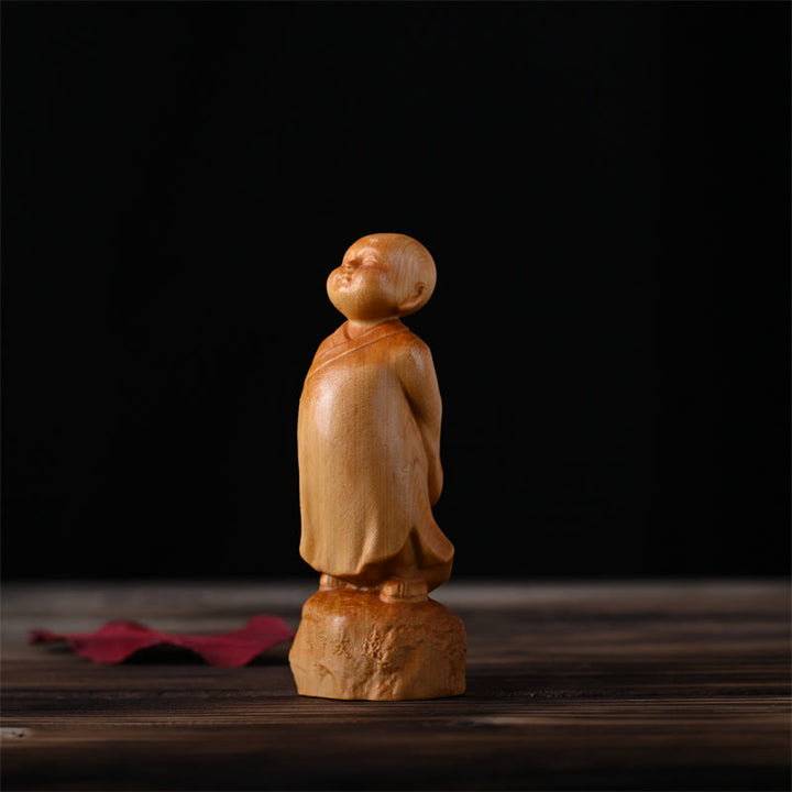 Buddha Stones Thuja Sutchuenensis Legno Statua Monaco in Piedi Decorazione Ottimista