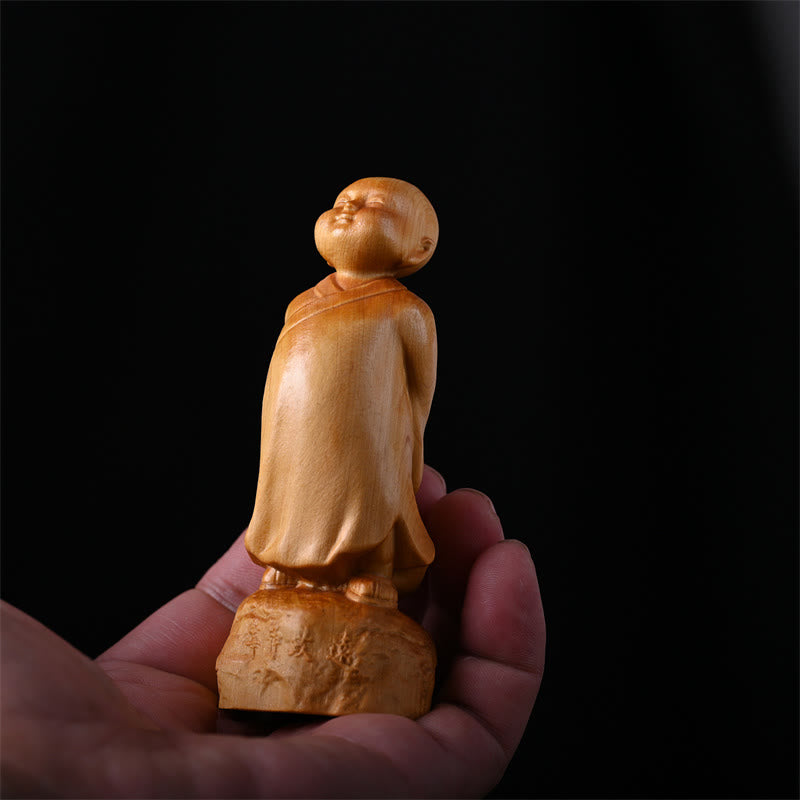 Buddha Stones Thuja Sutchuenensis Legno Statua Monaco in Piedi Decorazione Ottimista