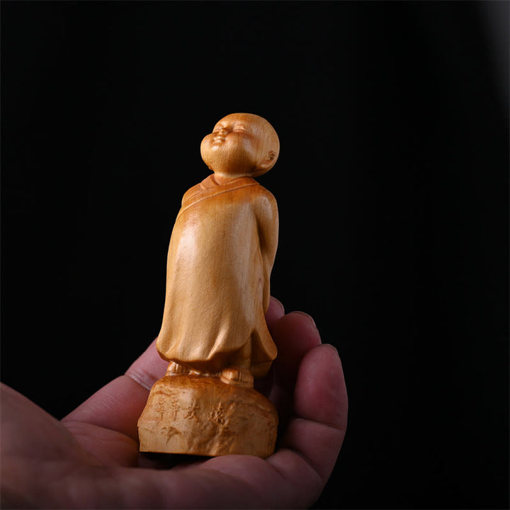 Buddha Stones Thuja Sutchuenensis Legno Statua Monaco in Piedi Decorazione Ottimista